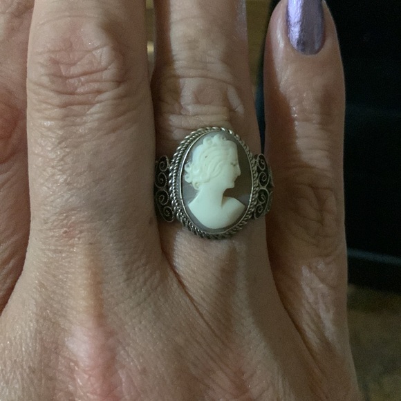 Vintage Sterling Silver Cameo size 8 ring - Picture 4 of 4